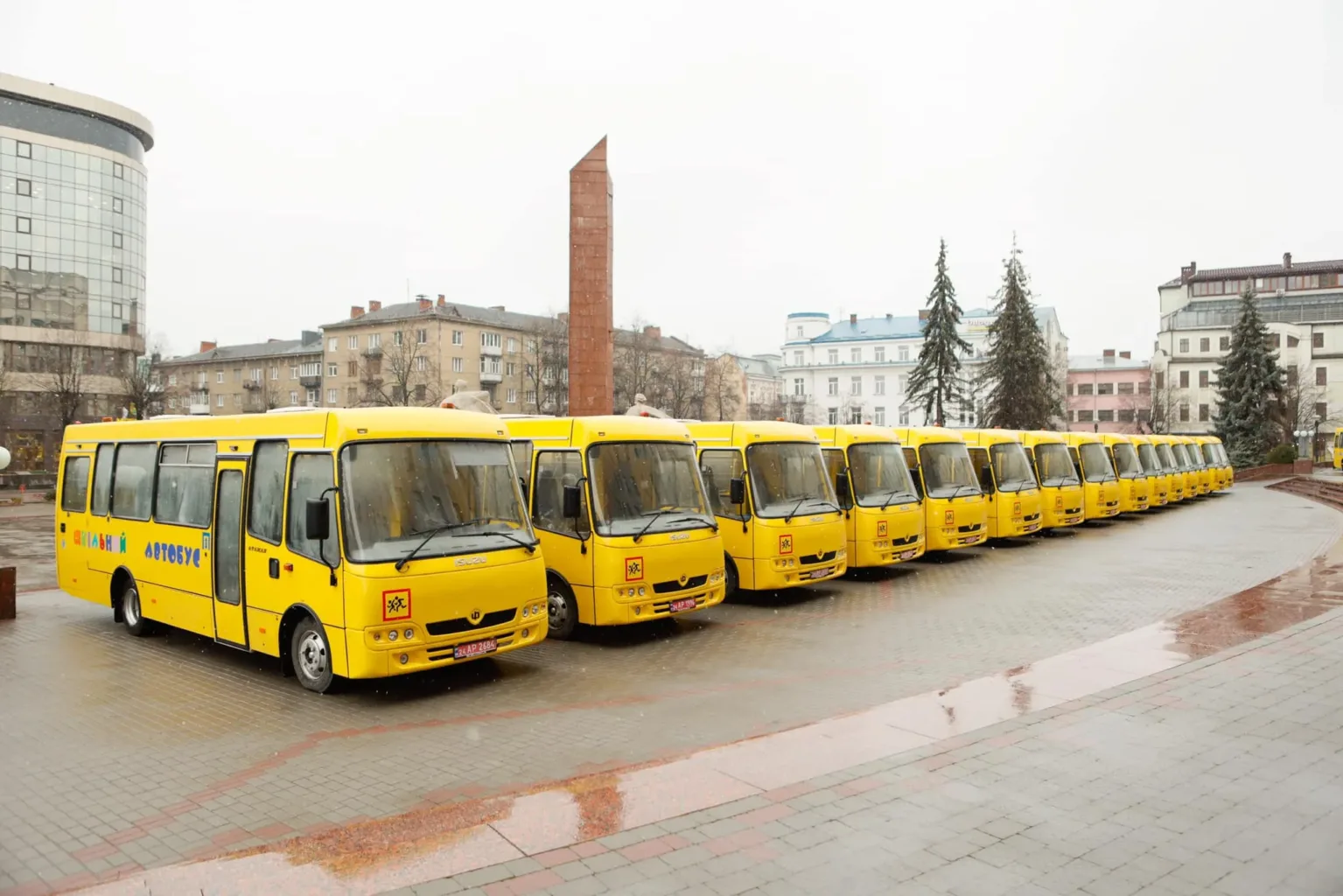 Солотвинська громада отримала новий спеціалізований шкільний автобус.