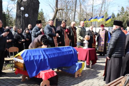Солотвинська громада зі сльозами на очах та живим коридором шани зустріла тіло померлого Захисника України Василя Волочія.