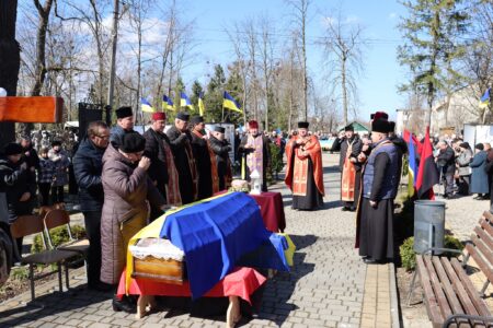 Солотвинська громада зі сльозами на очах та живим коридором шани зустріла тіло померлого Захисника України Василя Волочія.