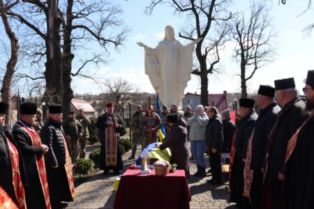 Солотвинська громада зі сльозами на очах та живим коридором шани зустріла тіло померлого Захисника України Василя Волочія.
