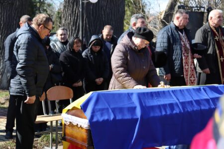 Солотвинська громада зі сльозами на очах та живим коридором шани зустріла тіло померлого Захисника України Василя Волочія.