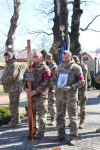 Солотвинська громада зі сльозами на очах та живим коридором шани зустріла тіло померлого Захисника України Василя Волочія.