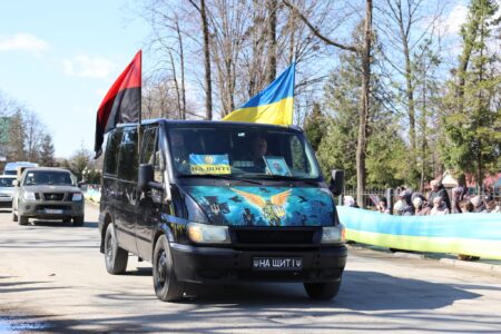 Солотвинська громада зі сльозами на очах та живим коридором шани зустріла тіло померлого Захисника України Василя Волочія.