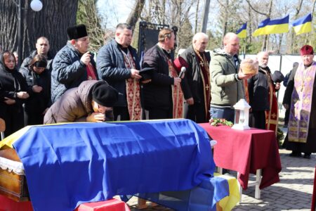 Солотвинська громада зі сльозами на очах та живим коридором шани зустріла тіло померлого Захисника України Василя Волочія.