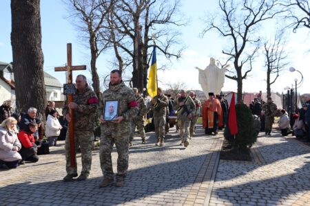 Солотвинська громада зі сльозами на очах та живим коридором шани зустріла тіло померлого Захисника України Василя Волочія.