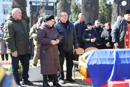 Солотвинська громада зі сльозами на очах та живим коридором шани зустріла тіло померлого Захисника України Василя Волочія.