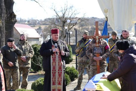 Солотвинська громада зі сльозами на очах та живим коридором шани зустріла тіло померлого Захисника України Василя Волочія.