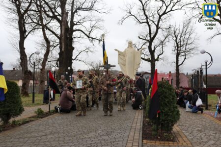 Солотвинська громада зустріла тіло полеглого Героя із села Кричка