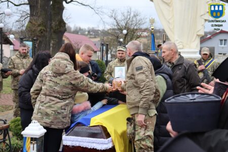 Солотвинська громада зустріла тіло полеглого Героя із села Кричка