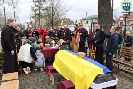 Солотвинська громада зустріла тіло полеглого Героя із села Кричка