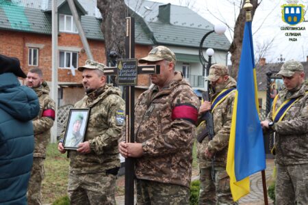 Солотвинська громада зустріла тіло полеглого Героя із села Кричка