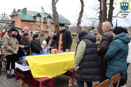 Солотвинська громада зустріла тіло полеглого Героя із села Кричка