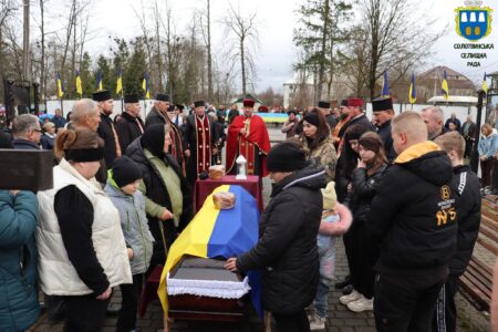 Солотвинська громада зустріла тіло полеглого Героя із села Кричка