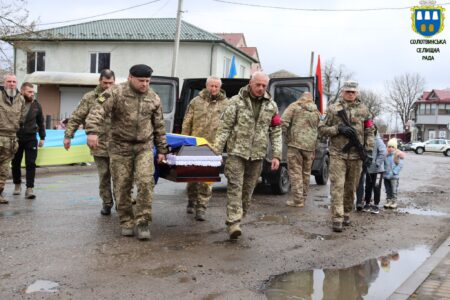 Солотвинська громада зустріла тіло полеглого Героя із села Кричка