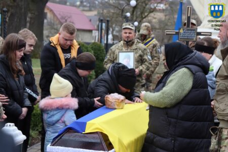 Солотвинська громада зустріла тіло полеглого Героя із села Кричка