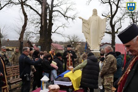 Солотвинська громада зустріла тіло полеглого Героя із села Кричка