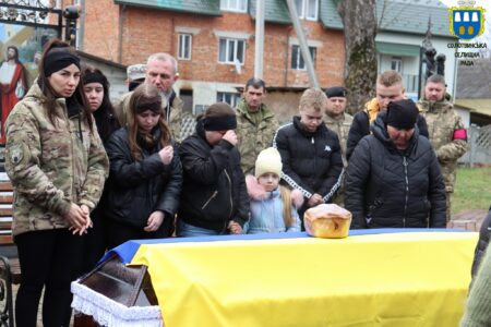 Солотвинська громада зустріла тіло полеглого Героя із села Кричка
