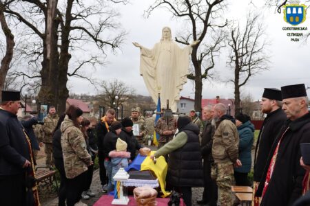 Солотвинська громада зустріла тіло полеглого Героя із села Кричка