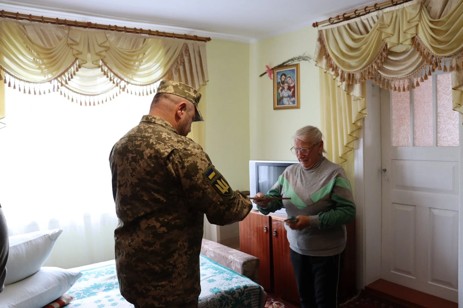 ПОСМЕРТНО ВРУЧИЛИ КОМБАТАНТСЬКИЙ ХРЕСТ БАТЬКАМ ЗАГИБЛОГО ЗАХИСНИКА