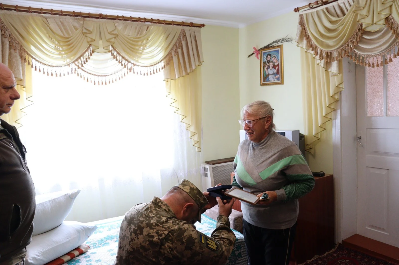 ПОСМЕРТНО ВРУЧИЛИ КОМБАТАНТСЬКИЙ ХРЕСТ БАТЬКАМ ЗАГИБЛОГО ЗАХИСНИКА